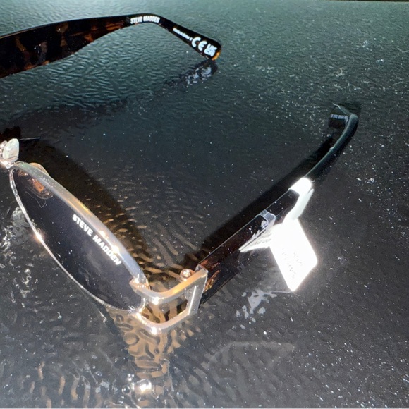 Steve Madden Women's Gold Dutton Sunglasses - Picture 3 of 6